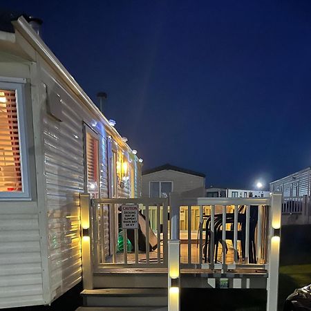 Calypso Hot Tub Breaks Tattershall Lakes Pet Friendly Экстерьер фото