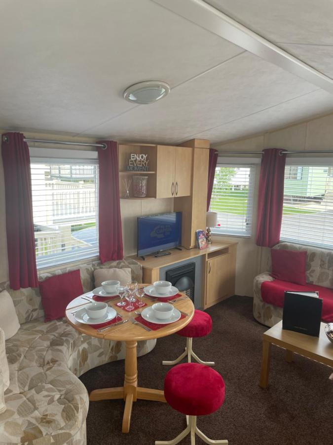 Calypso Hot Tub Breaks Tattershall Lakes Pet Friendly Экстерьер фото
