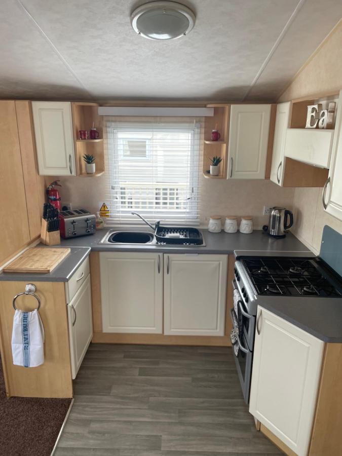 Calypso Hot Tub Breaks Tattershall Lakes Pet Friendly Экстерьер фото