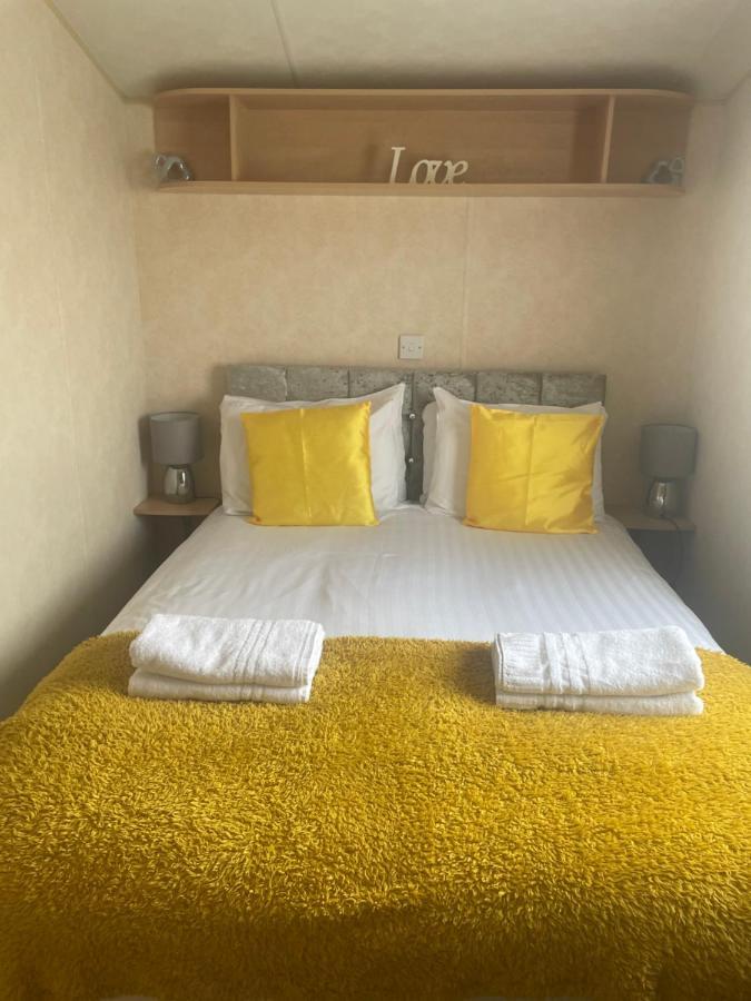 Calypso Hot Tub Breaks Tattershall Lakes Pet Friendly Экстерьер фото
