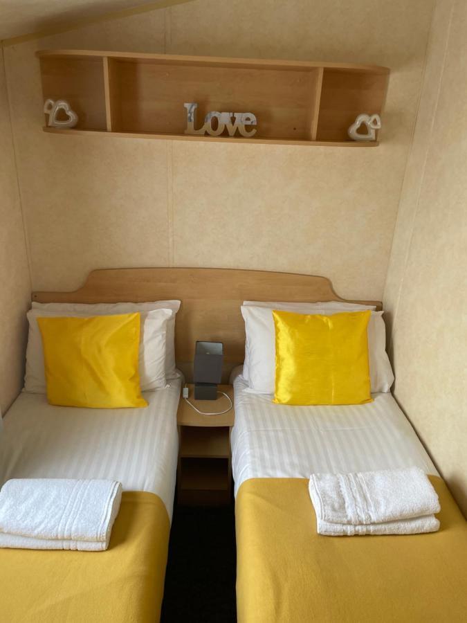 Calypso Hot Tub Breaks Tattershall Lakes Pet Friendly Экстерьер фото