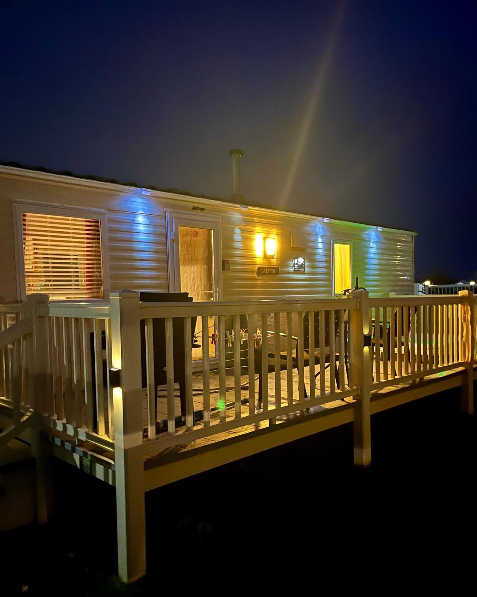 Calypso Hot Tub Breaks Tattershall Lakes Pet Friendly Экстерьер фото